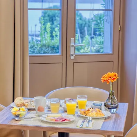 Bon Rivage Hotel 3*